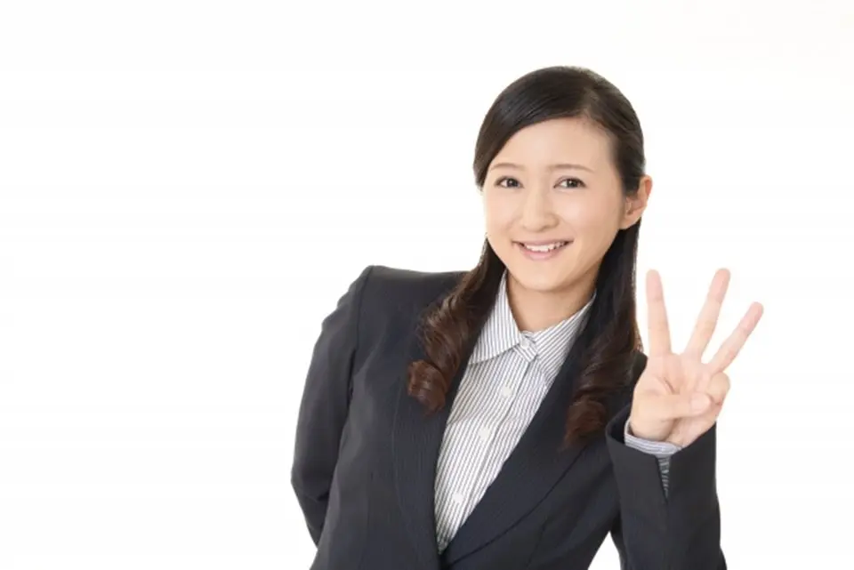 三本の指を差し出す女性