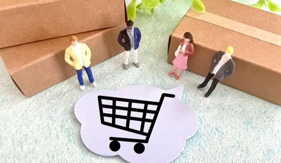  カートマークと4人の男女と梱包荷物