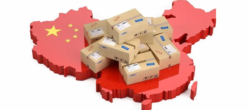 中国地図のうえに荷物が積み上げられたイラスト画像