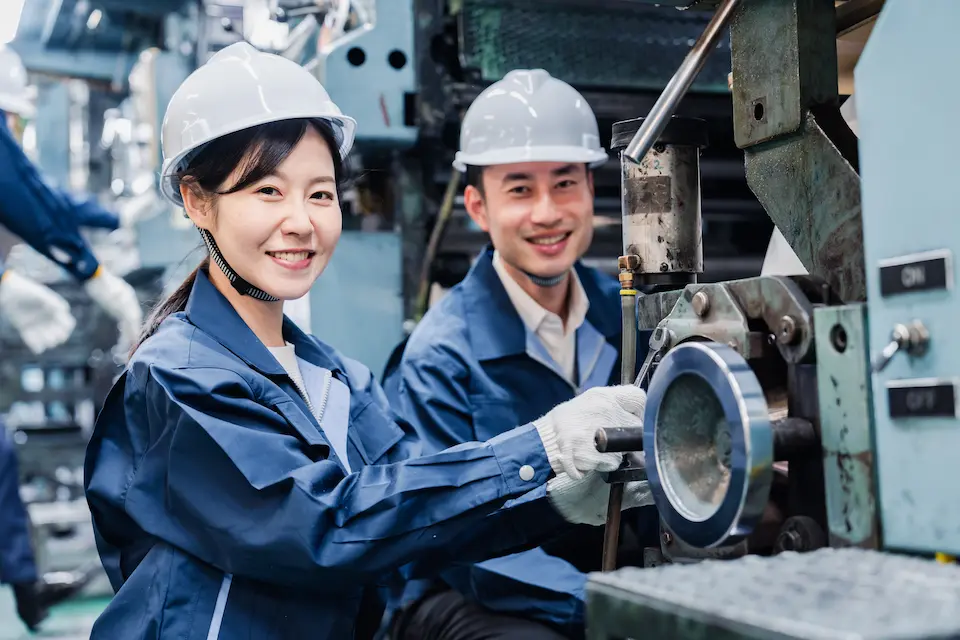 工場で働く男女