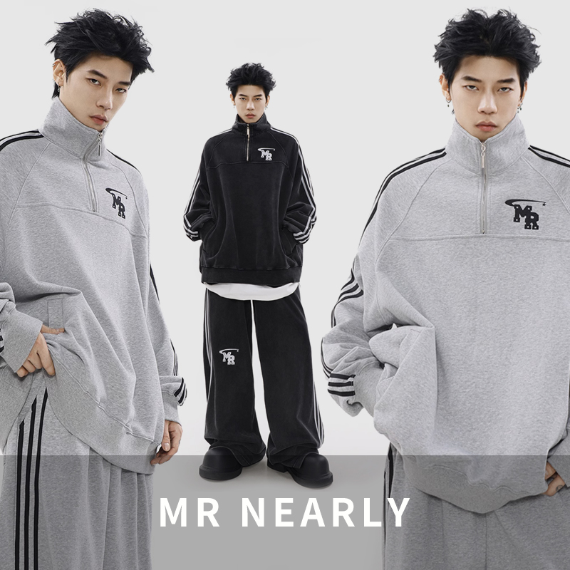 グレーと黒のスポーツ服をきた男性