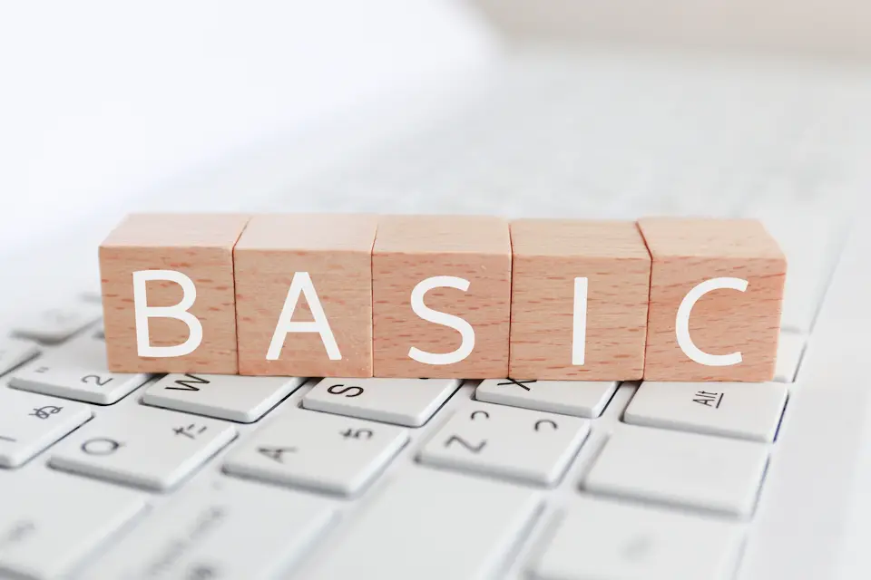PC キーボードの上に置かれた積み木にBASICの文字