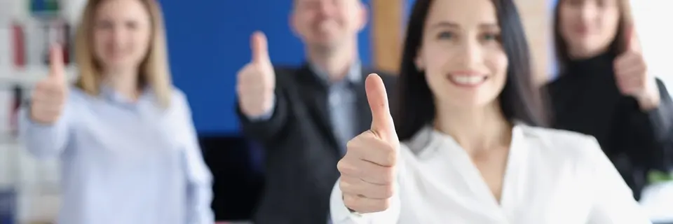 親指を立てる男女4人