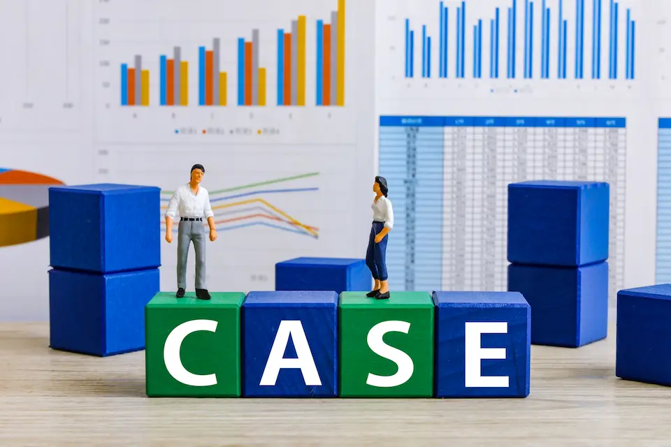 CASEと書かれた積み木に乗る二人のビジネスパーソン