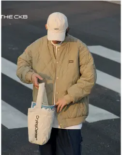 ベージュのダウンをきてあるく男性