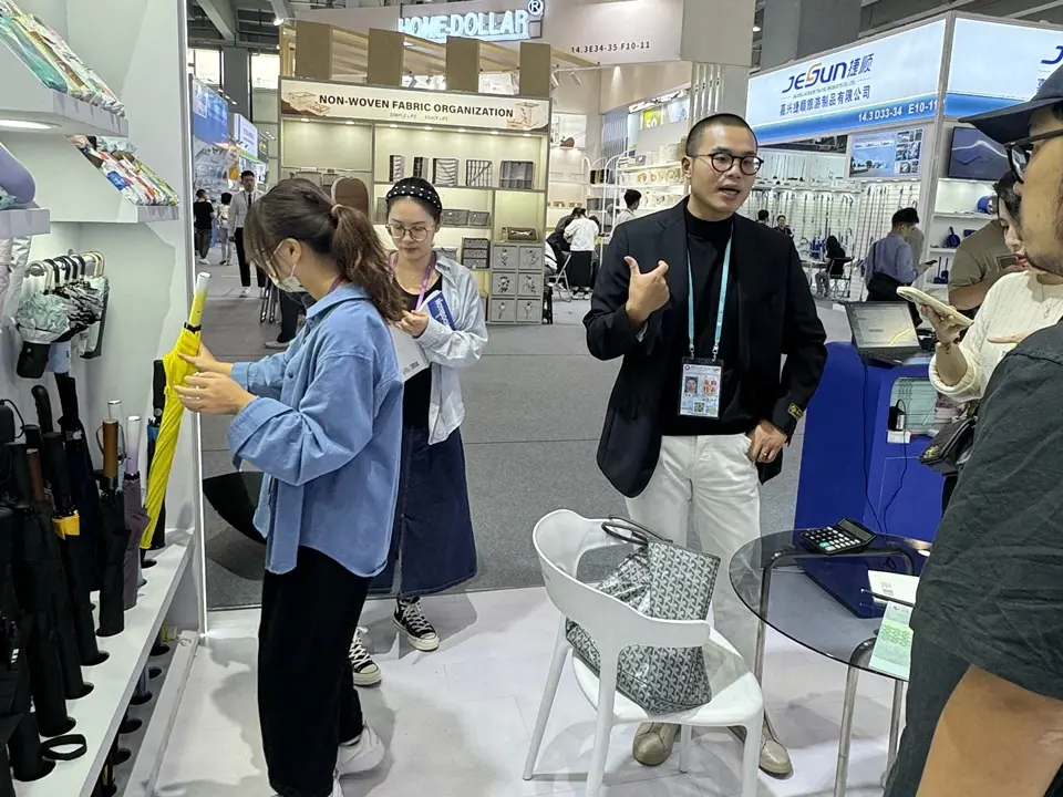 THE CKB の社長がアテンドしている写真
