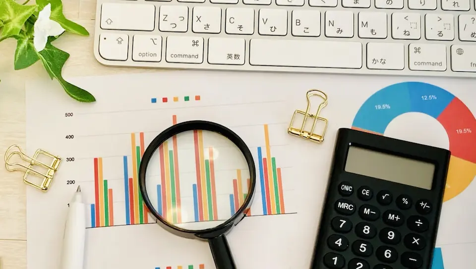 キーボードとグラフと電卓と虫メガネ