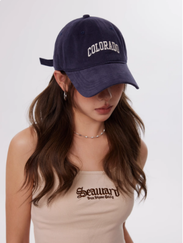 刺繍キャップをかぶった女性