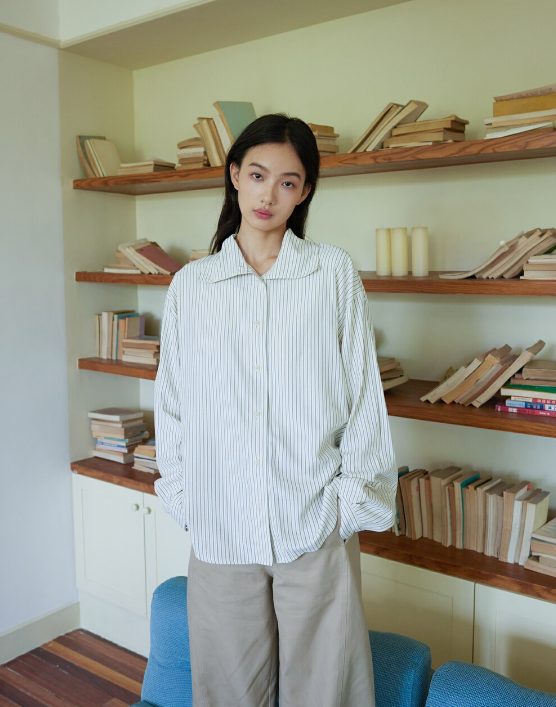 オーバーサイズシャツを着た女性モデル