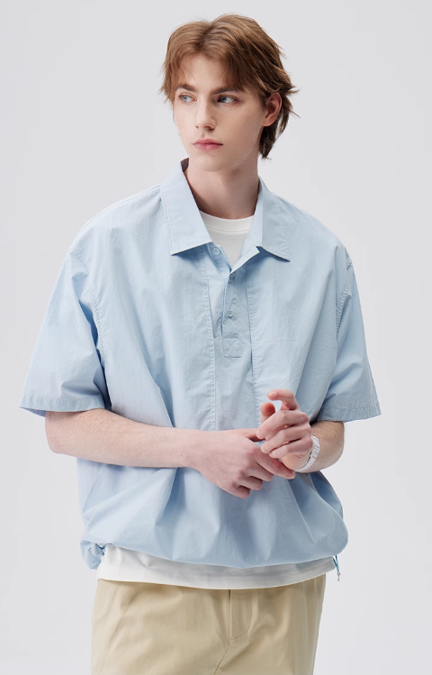 五分袖ルーズトレンディカットブルシャツを着た男性モデル