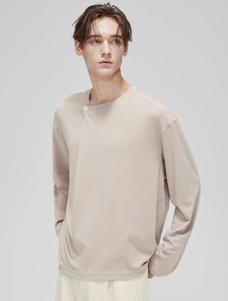 クラシックボタンつきTシャツを着た男性モデル