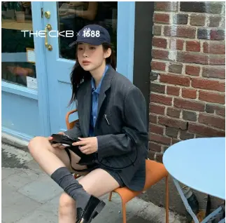 椅子に座っている女性