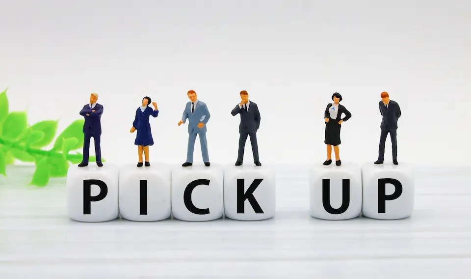 ピックアップという文字に上にたつ、6人のビジネスパーソン