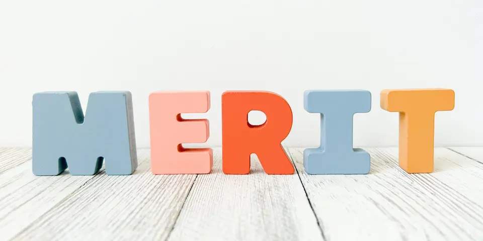 床に立つMERITの文字