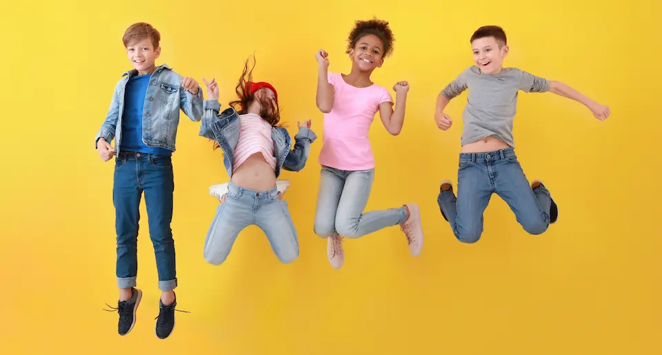 4人の子供がジャンプしている画像