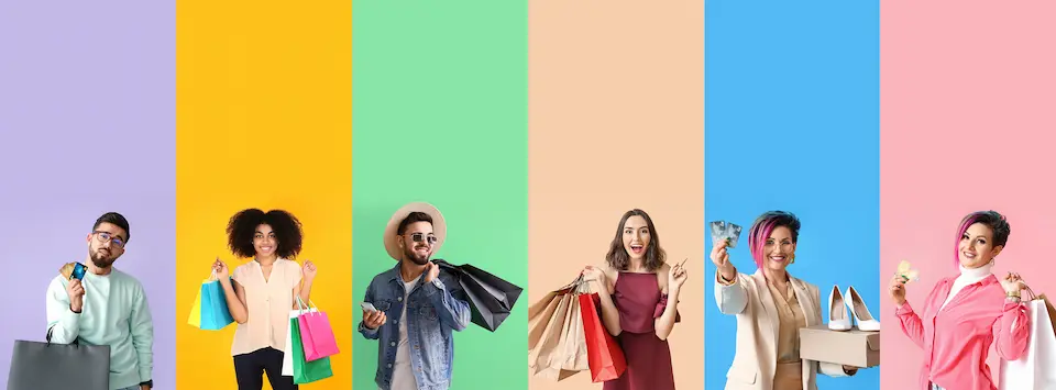 ショッピングバックを持つ5人の男女