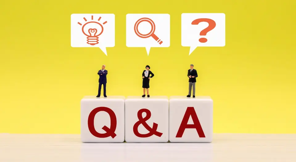 Q&Aの上に立つ3人の男女