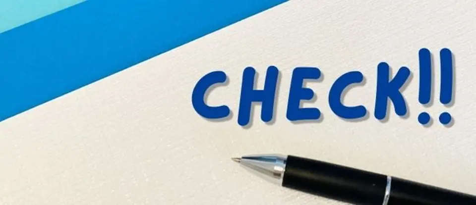 チェックの文字とボールペン