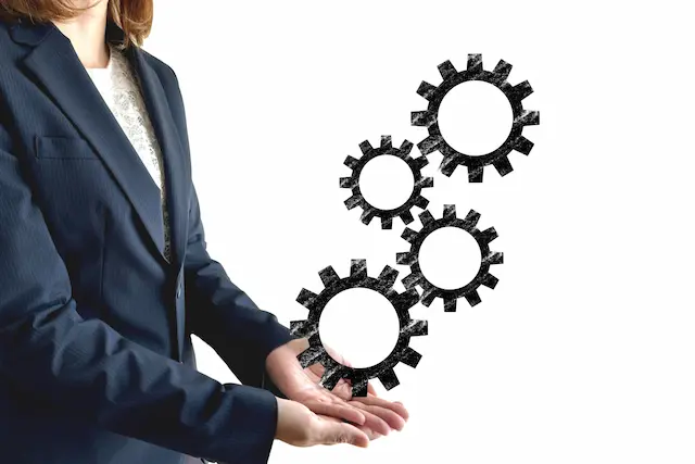 ビジネスウーマンとツールをイメージさせたギア