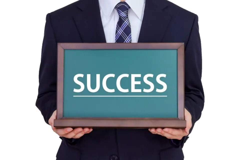 SUCCESSという文字を持つビジネスマン