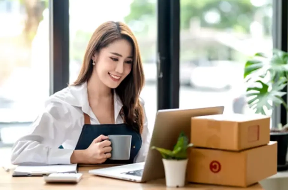 パソコンへ向かって作業する女性