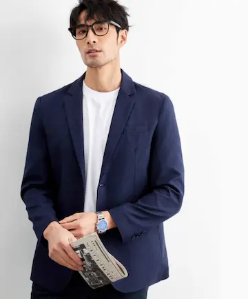 テーラードジャケットを着た男性