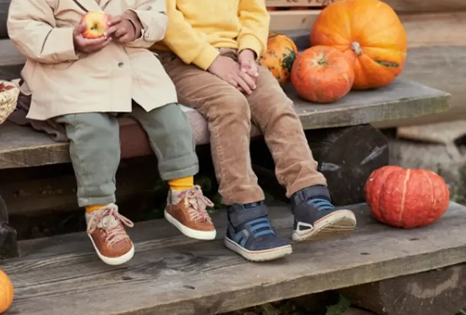 中国国旗と段ボールからあふれる商品