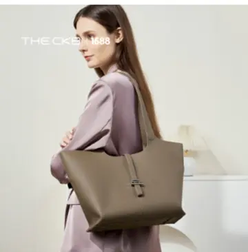 ショルダーバッグを持つ女性