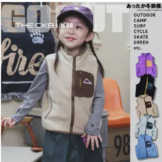 ベストを着てほほ笑む女の子