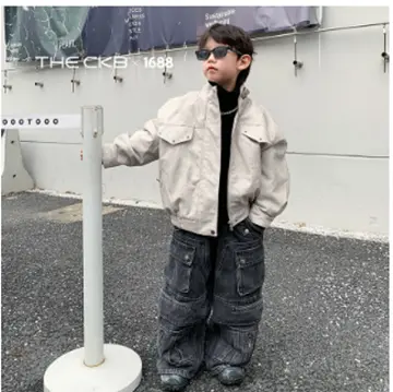 ジャケットとジーンズ姿の子供