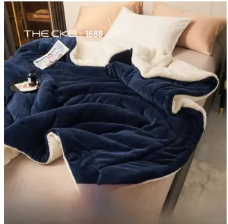 ベットの上の紺の掛布団