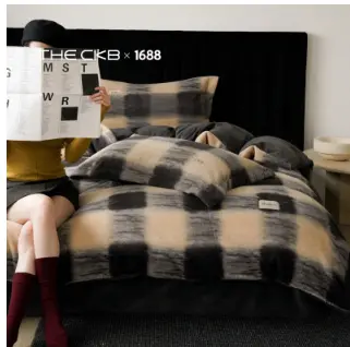 ベットの上にすわって新聞を読む女性