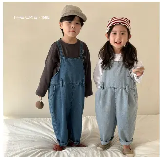 オーバーオールを吐いた子供の男の子と女の子