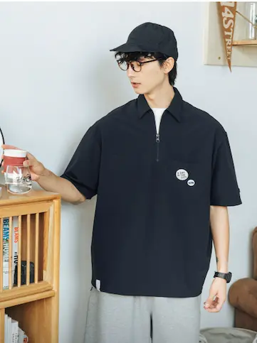 カジュアル半そでシャツを着た男性モデル