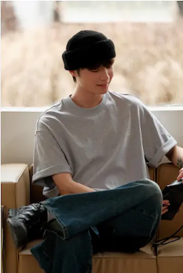 オーバーサイズTシャツを着た男性モデル