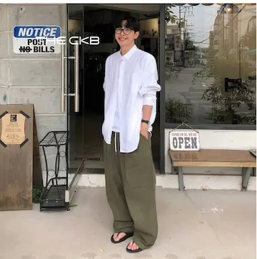 イージーパンツをはいた男性モデル