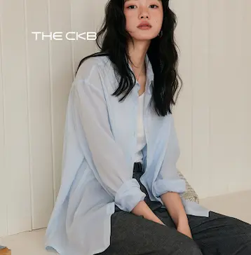 亜麻シャツをきた女性モデル