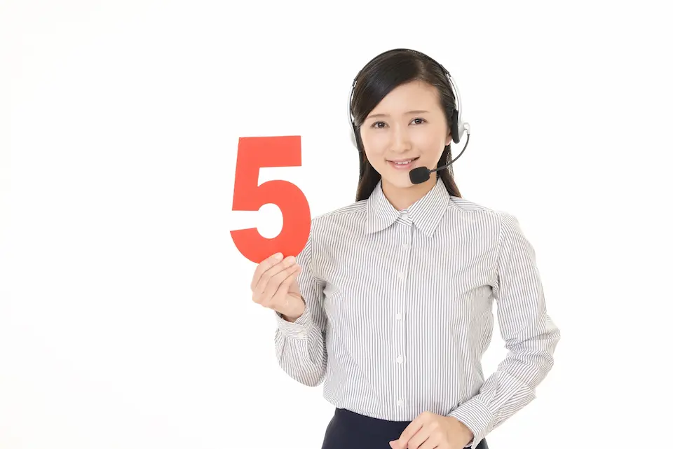 5という数字を片手にもつ女性