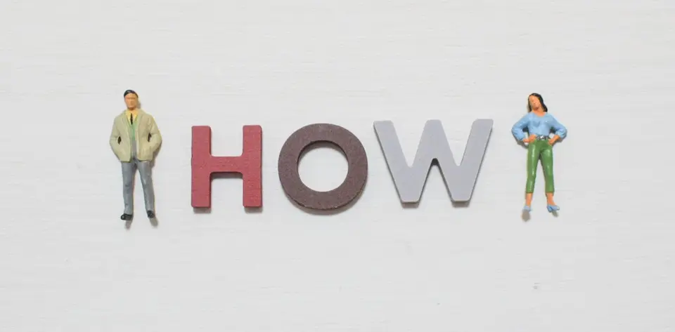 HOWの文字とその両側に建つビジネスパーソン