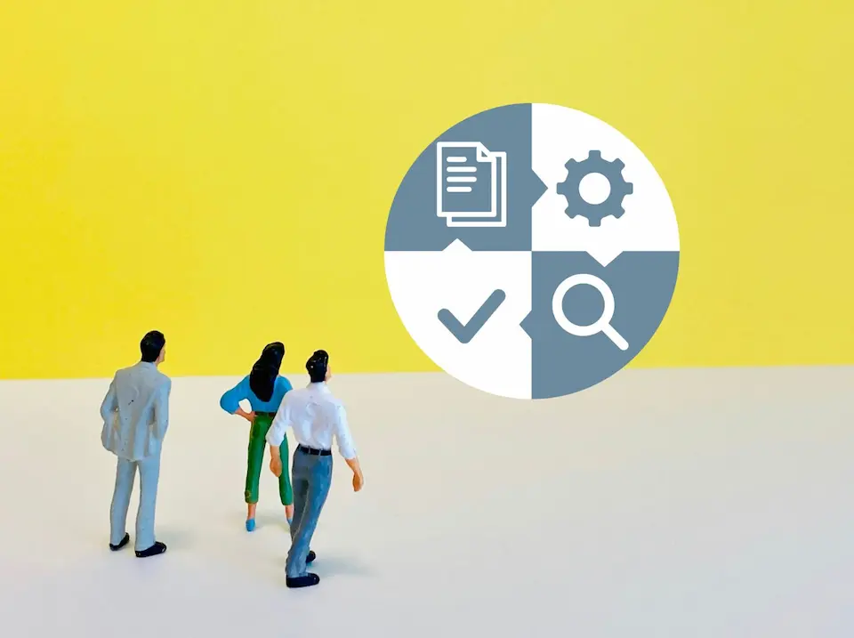 歯車マーク、虫メガネマーク、書類などのアイコンに注目する男女3人