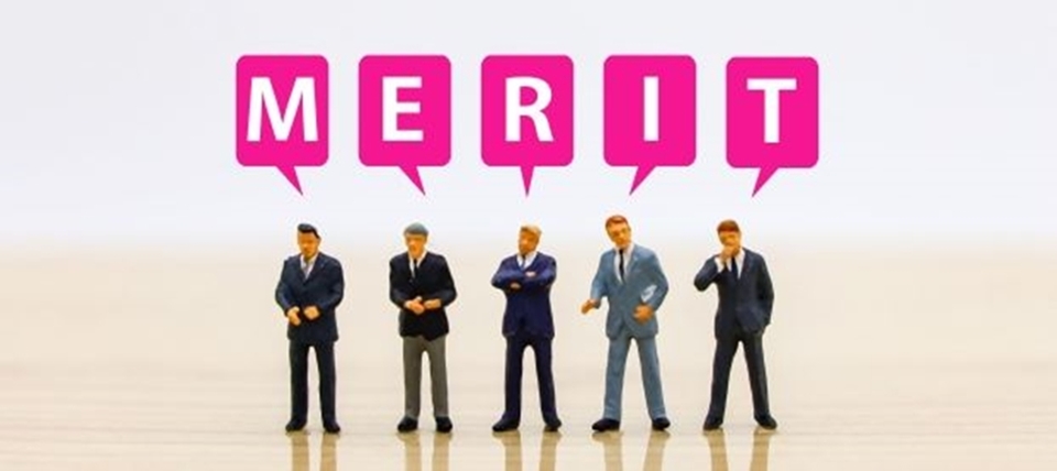 5人のビジネスマンと頭上のMERITの文字