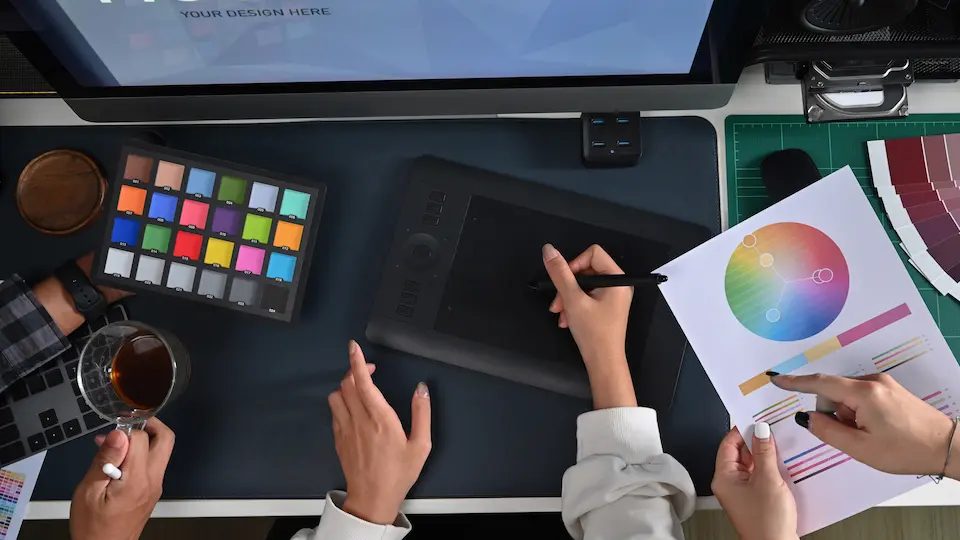 PCのまえで作業するビジネスパーソン