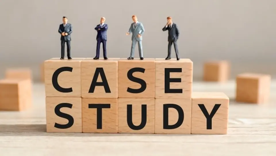 積み木に書かれたCASE STUDYの文字とその上にたつ4人のビジネスマン