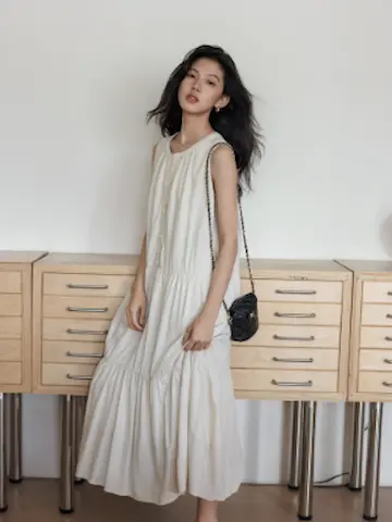 リネンワンピースを着た女性モデル