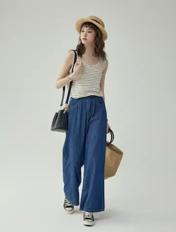 デニムのワイドパンツをはいた女性モデル