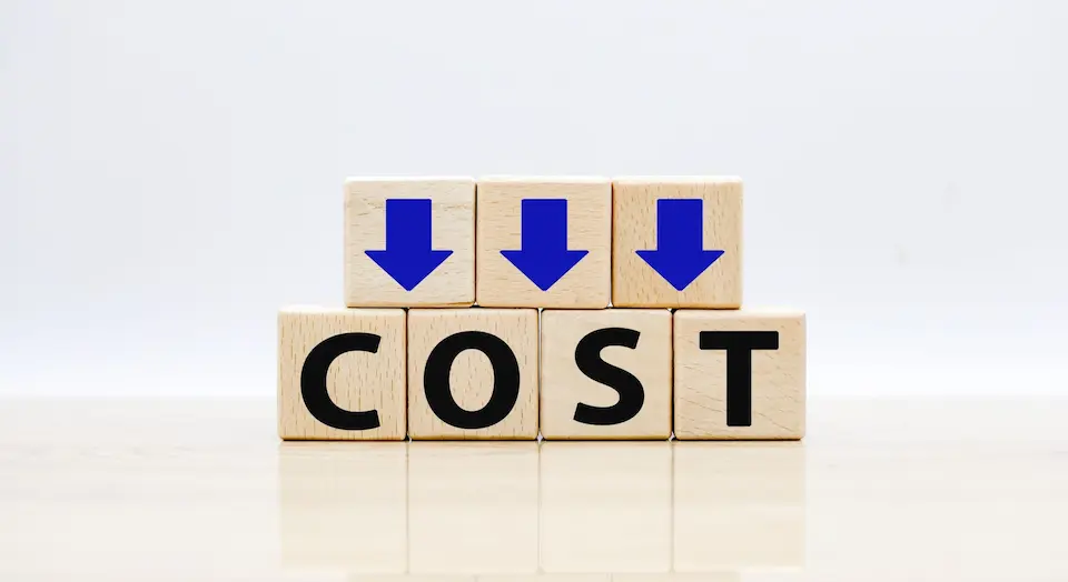 積み木に書かれたCOSTの文字と、下に向いた3つ矢印