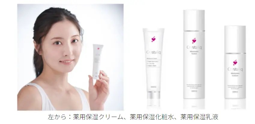 シャープの化粧品とそれを手にする女性