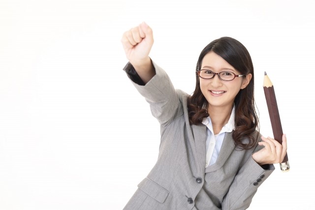 女性がおすすめをしているイメージ画像