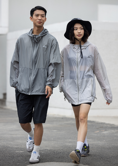 UVカットジャケットを着た男女モデル