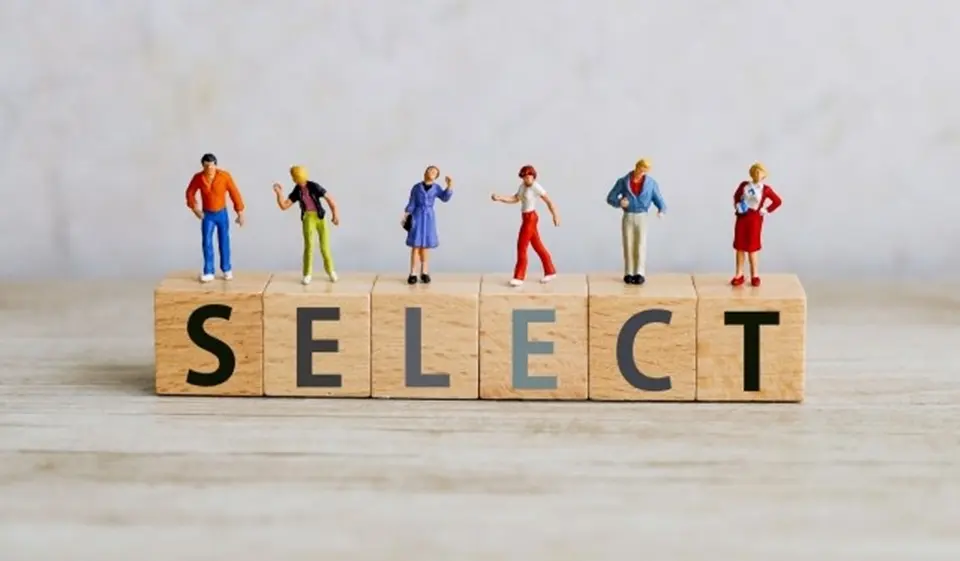 積み木に書かれたSELECTの文字とその上にたつ６人の男女